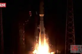 美国：“阿特拉斯-5”火箭发射升空 搭载极高频卫星图片