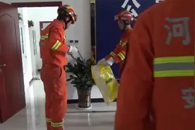 119吗我110！公安局有蛇，民警电话求助消防队视频封面