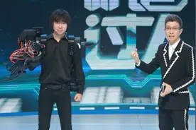 “铁甲钢拳”挑战极限力量，普通人也能抬起1.6吨的汽车，今晚8点档《机智过人》第三季，见证科技力量图片