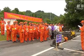 公路有病害 来看养护工人如何治视频封面