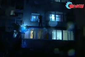 【视频】大树被风刮倒 砸毁居民房屋视频封面
