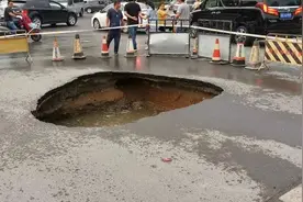 郑州雨后道路又塌陷，4米宽坑水深未知视频封面