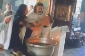 俄一神父给婴儿进行“暴力洗礼”后被停职图片