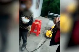 父去世母出走，调皮男童被爷爷铁链拴脚视频封面