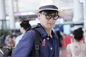 养生boy！周一围保温杯不离手 穿连体装嘟嘴卖萌图片
