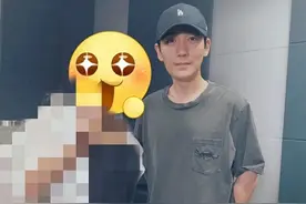 朱一龙穿灰T搭棒球帽与网友合影 素颜出镜笑对镜头状态佳图片