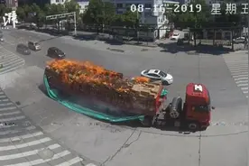 货车变“火车”，司机机智开向消防队视频封面