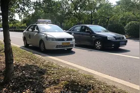 “换挡、变道、提速”！考车旁有一辆车并行，车上有人向学员喊话提示图片