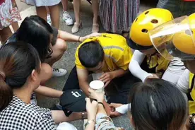 四川三兄妹因车被阻殴打外卖小哥 遂宁警方：拘留！视频封面