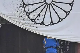 日媒：疑似一名中国男子在靖国神社内泼墨后被捕图片