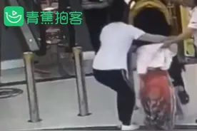 帮顾客抬婴儿车致孩子摔伤 超市被告赔偿6000元视频封面
