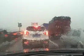 高速上开车突遇大雨，该怎么做？到底能不能开双闪？图片