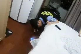 凌晨2点床底发出声音，女子一看失声尖叫：陌生男子对着我笑！视频封面