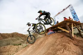 与山巅试比高—“天地人缘”贵德国家地质公园国际自行车速降赛图片