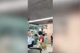 女子因喷雾被拒入地铁站：喷光也不给你视频封面
