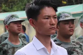 班主任全程陪学生军训：想言传身教视频封面