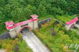 壮观！新旧二郎山隧道洞口：天堑变通途图片