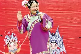 “中原女笑星”受邀来南阳市演出，逗得观众前仰后合——张晓英：戏迷一笑我就高兴图片
