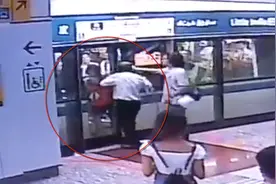 地铁关门前没能冲上车，红衣大妈急了，徒手掰开了两道门！视频封面