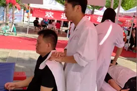 山东中医药大学迎新：为新生家长做推拿视频封面