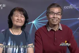 张璇在台上平静的讲述自己的身世，养父母始终面含微笑坐在台下听视频封面