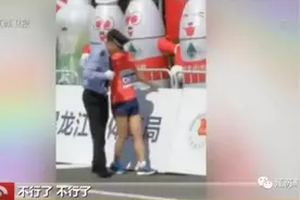 马拉松最后100米，一个男人背着他冲刺！这也行？这很行图片