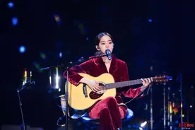 不止大提琴演奏，欧阳娜娜成都自弹自唱图片