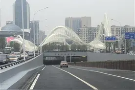喜大普奔！武汉光谷广场鲁磨路隧道通车图片