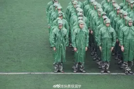 硬核！四川一高校雨中穿雨衣军训图片
