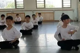 【2019·微课鉴赏】男生舞蹈班日常训练图片