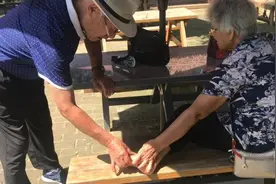 八旬大爷景区替老伴揉脚：想带她继续玩视频封面