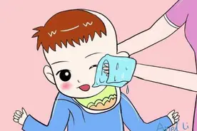 妈妈给宝宝洗澡经常按搓这四个地方，孩子能长得更健康图片