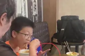 10岁男孩为打游戏，奶奶全程喂饭，网友：你的溺爱正在毁掉下一代图片