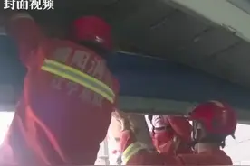 熊出新高度！男孩将头伸进卷帘门被卷到半空中 消防紧急施救视频封面