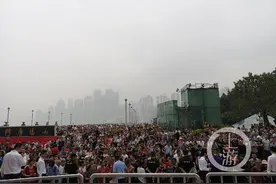 快讯｜来福士今日10点18分开门，市民已挤满朝天门广场图片