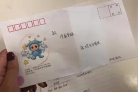 毕业生在宿舍柜子里留信，鼓励学妹视频封面