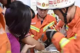 看着都疼！一女子操作压面机时发生意外......图片