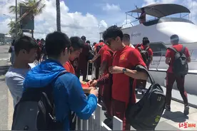 国足抵达马尔代夫开启世预赛之旅 快艇出行令国脚新奇不已图片