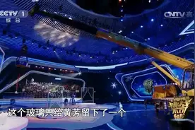 女司机把吊车开上台是要做什么？惊人挑战拉开帷幕，快来看看视频封面