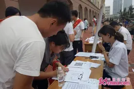 学生回家更安全！济南开通十条三中领秀校区定制公交图片