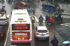 孕妇车上产子脐带绕颈，丈夫急哭报警求助视频封面