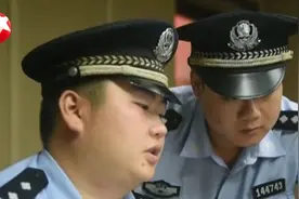 可疑包裹引警方怀疑，标注着是衣物，打开一看里面藏着可怕东西！视频封面