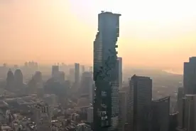 泰国马赛克大楼，被吐槽为最丑建筑之一，到晚上才发现它的美图片
