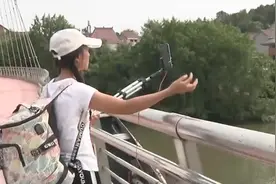 厉害了！95后女孩推着手推车徒步旅行105天，用脚丈量祖国！视频封面