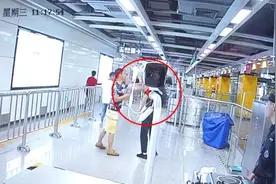 进地铁不愿安检，男子灌安检员不明液体视频封面