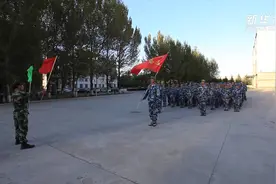 这所学院正在举行一场“无声”的军训视频封面