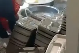 大连一小学用洗衣粉洗餐具，负责人停职视频封面