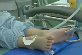 不可思议！4岁女孩20颗乳牙坏掉16颗，“全麻”进了手术室视频封面