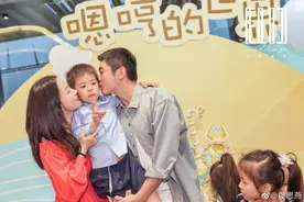 杜江霍思燕为儿子庆生 嗯哼变蜘蛛侠 一家温馨图片