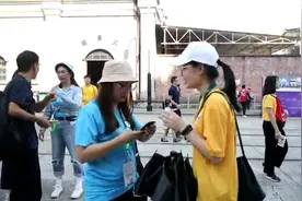 港澳青年体验“穿越”，漫步佛山古建筑群，小姐姐还不忘互加好友视频封面